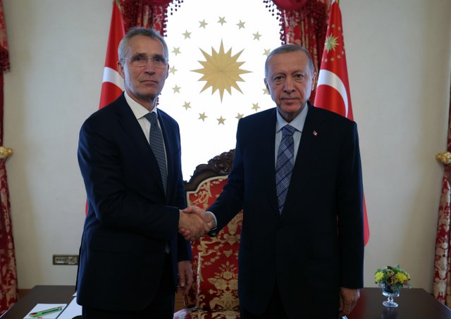 Cumhurbaşkanı Recep Tayyip Erdoğan ve NATO Genel Sekreteri Jens Stoltenberg görüşmesi Dolmabahçe Çalışma Ofisi'nde başladı.