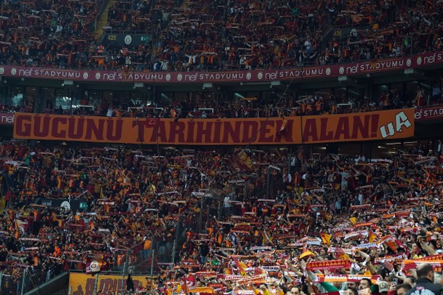 Galatasaray - Fenerbahçe derbisi için Nef Stadyumu’nda 51 bin 5 taraftar vardı.
