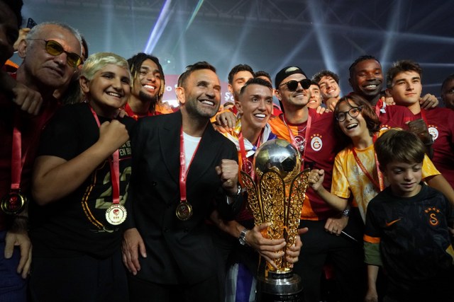 Spor Toto Süper Lig şampiyonu Galatasaray, Nef Stadyumu’nda Fenerbahçe derbisi ardından düzenlenen törenle kupasını aldı.
