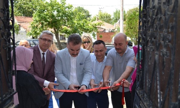 Edremit Bostancı Mahallesinde Halk Eğitimi Merkezi yılsonu sergisi açılışı gerçekleştirilerek yıl içerisinde yapılan el emeği ürünler sergilendi.