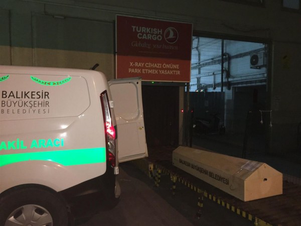 Balıkesir Büyükşehir Belediyesi, vatandaşların doğumundan ölümüne kadar sürekli destek sağlayarak önemli hizmetler sunmaktadır. Bu kapsamda, belediye 10 bin 200 cenazenin naklini gerçekleştirmiş, bunlardan 395'i uçakla taşınmıştır. Aynı zamanda, mezarlıkların bakım ve onarımlarını da maneviyata uygun bir şekilde sürdürmektedir.