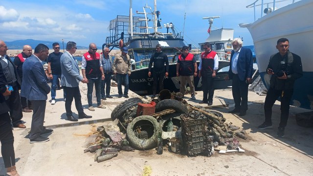 5 Haziran Dünya Çevre Günü'nde Balıkesir İl Tarım ve Orman Müdürlüğü ile Bandırma S.S. Çakıl Köyü ve Çevresi Su Ürünleri Kooperatifi işbirliğiyle deniz dibi çöpleri temizliği gerçekleştirildi.