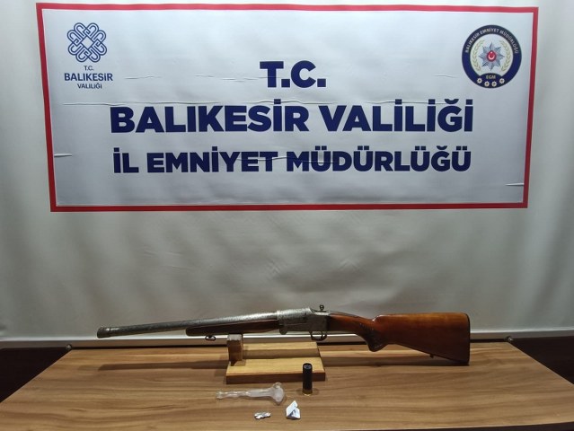 Son bir hafta içinde Balıkesir'de polis ekipleri tarafından gerçekleştirilen operasyonlar neticesinde, çeşitli suçlardan aranan 124 kişi gözaltına alındı ve 63 kişi adli makamlara sevk edilerek tutuklandı.