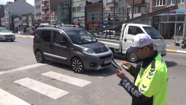Balıkesir Bandırma'da trafikte "Önce yaya" denetimleri hız kesmeden devam ediyor, Bandırma İlçe Emniyet Müdürlüğü Trafik Denetleme ekipleri yaya ve sürücüleri bilgilendirmek için denetimlerine devam ediyor.