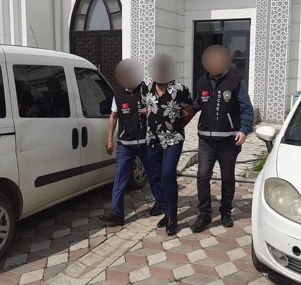 Kocaeli’de tartıştığı yeğenini kurşunlayarak öldüren, 9 yaşındaki çocuğu da yaralayan şahıs yakalandı. İfadesi alınan şahıs, çıkarıldığı mahkemece tutuklanarak cezaevine gönderildi.