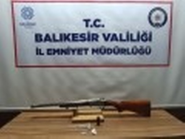 Balıkesir'de polis ekipleri, il genelinde gerçekleştirdikleri asayiş operasyonlarında çeşitli suçlardan aranan 27 kişiyi gözaltına aldı. Gözaltına alınan 27 şüpheli, adli makamlara sevk edildi ve bunlardan 14'ü tutuklandı.