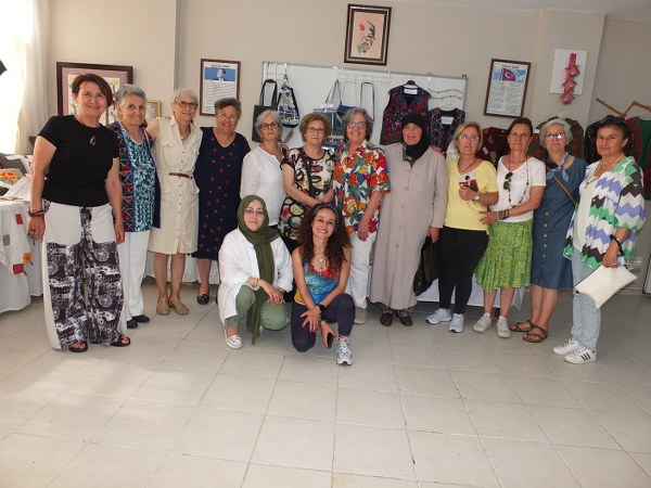 Balıkesir Burhaniye'de, Halk Eğitimi Merkezi Müdürlüğü'nün düzenlediği kurslar büyük oranda tamamlanırken, sergiler halkla buluşmaya başladı. Kırkyama kursuna katılan 40 kadının yaptığı ürünler satışa sunulurken, sergi de satılan ürünlerin gelirinin kanserli kadınlara verilmesi kararlaştırıldı.