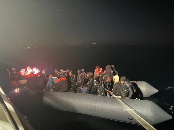 Balıkesir Ayvalık'ta , yasa dışı yollarla Yunanistan’ın Midilli Adası’na gitmek isteyen göçmenler, Yunanistan unsurları tarafından Türk karasularına geri itildi. 56 göçmen kurtarıldı.