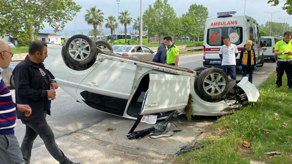 Kocaeli İzmit'te otomobil ile minibüs çarpıştı. Çarpışmanın etkisiyle otomobil takla attı, sürücüsü ise burnu bile kanamadan kurtuldu.