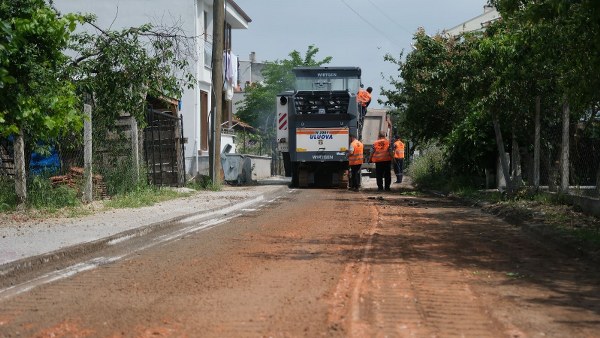 Balıkesir Altıeylül'de mahallelere yapılacak yol çalışmalarında 400 bin metrekare kilit parke taşı ve 50 bin metre bordür taşı monte edilecek.