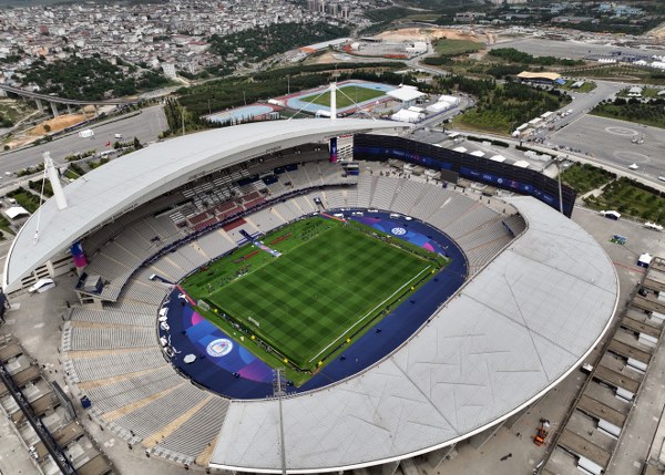 UEFA Şampiyonlar Ligi Finali'nin oynanacağı Atatürk Olimpiyat Stadı'nda son hazırlıklar yapılıyor. Havadan çekilen görüntülerde stadın çimlerine bakım çalışması yapıldığı görüldü.