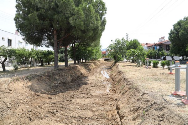 Burhaniye Belediyesi kanal ve dere temizliklerine devam ediyor.