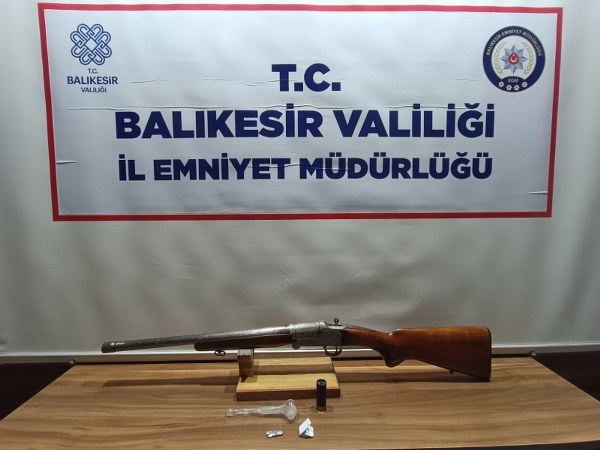 Balıkesir'de polis ekipleri il genelinde çeşitli suçlardan aranan 26 şahsı gözaltına alırken, adli makamlara sevk edilen 12 şahıs tutuklandı.