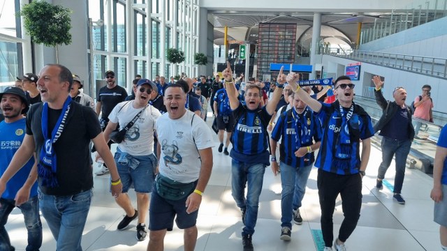 UEFA Şampiyonlar Ligi Finali için Inter ve Manchester City taraftarları İstanbul'a akın ediyor. Taraftarlar mücadelenin başlamasına saatler kala geldikleri İstanbul Havalimanı’nda marşlar söyleyerek takımlarına destek oldu.