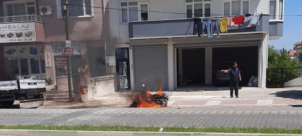Çanakkale'nin Bayramiç ilçesinde bir kişi, ikinci el aldığı motosikleti piyasa fiyatının üzerinde aldığını öne sürerek geri vermek istedi. Motosikleti geri iade edemeyince, motosikletin üzerine benzin dökerek yaktı.
