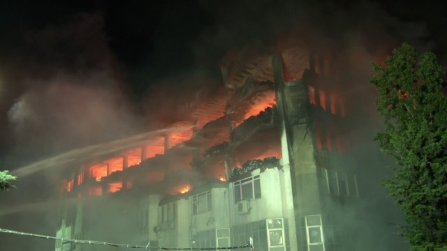 Başakşehir Organize Sanayi Bölgesi'nde bir iş hanında çıkan yangın 21 saattir devam ediyor. Başakşehir İkitelli Organize Sanayi Bölgesi’nde 6 katlı bir iş hanının çatı katında yangın çıktı. Alt katlara da sirayet eden yangında dumandan etkilenen ve mahsur kalan 8 yabancı uyruklu kurtarılarak hastaneye kaldırıldı.