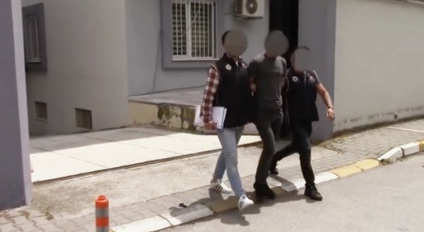 Balıkesir'de gerçekleştirilen terör operasyonunda, anne, baba ve oğulları gözaltına alındı. Elde edilen bilgilere göre, annenin daha önce PKK-KCK üyeliği nedeniyle hapis cezası çektiği ve oğlunun ise 2015 yılında Diyarbakır Lice kırsalında yol kesme ve araç yakma gibi eylemlere katıldığı ortaya çıktı.