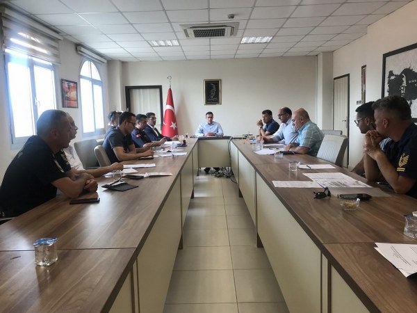 Balıkesir'in Burhaniye ilçesinde yaz aylarında turizm sezonunun başlamasıyla başta trafik tedbirleri ve suda boğulma olayları olmak üzere alınacak tedbirlerin görüşüldüğü değerlendirme toplantısı yapıldı.