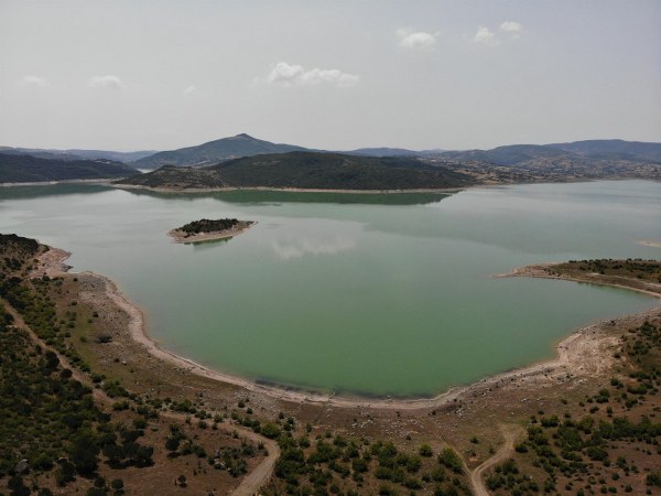 Balıkesir Büyükşehir Belediyesi iştiraklerinden BASKİ, kuraklığa karşı aldığı önlemleri her geçen gün artıyor. Önceki yıl Haziran ayında İkizcetepeler Barajı’nın doluluk oranı yüzde 50,45 iken, bu yıl yağışların azalmasıyla doluluk oranının yüzde 28, 94’e inmesi üzerine vatandaşlara suyu tasarruflu kullanmaları yönünde uyarılarda bulunan BASKİ’den yapılan açıklamaya göre şehir merkezinin 286 günlük suyu bulunuyor.