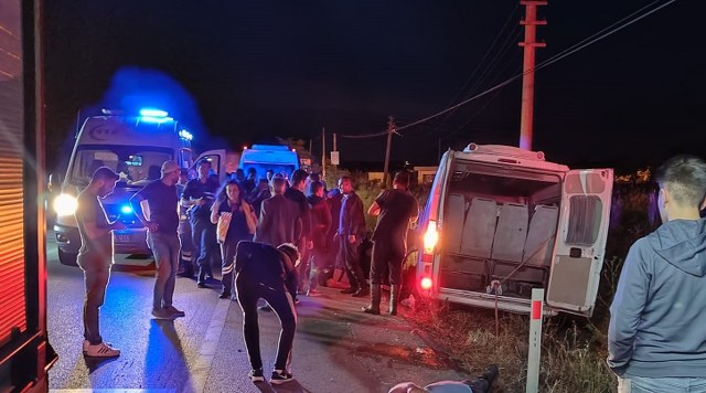 Balıkesir - Bandırma karayolunda Ümiteli Mahallesi mevkiinde lastiği patlayan servis aracının şarampole devrilmesi sonucu meydana gelen kazada 14 kişi yaralandı.
