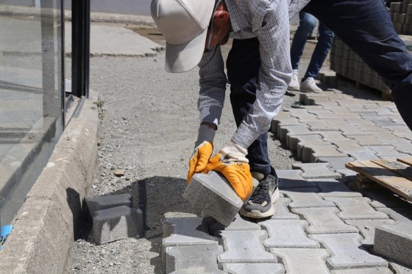 Balıkesir'in Edremit Belediyesi tarafından yaz sezonu öncesi Altınkum ve İkizçay Mahallesi'nde doğalgaz çalışması başta olmak üzere yıpranan ve zarar gören yollar yeniden yapılıyor.