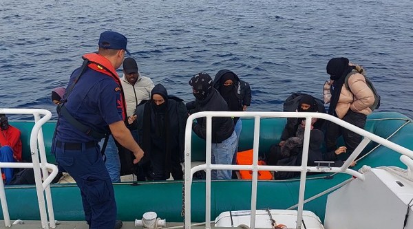 Ayvalık açıklarında Yunanistan unsurları tarafından Türk kara sularına geri itilen 12 düzensiz göçmen Sahil Güvenlik ekipleri tarafından kurtarıldı.