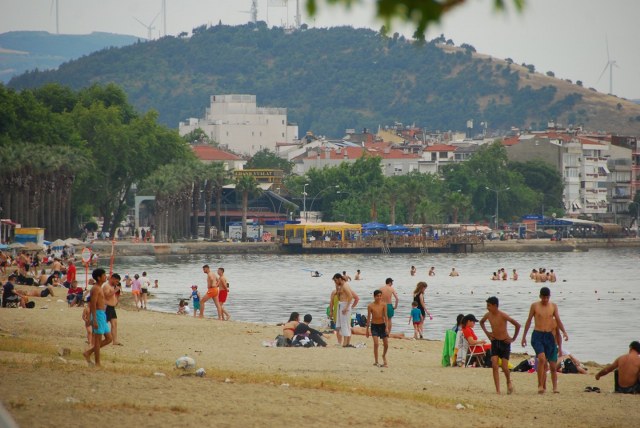 Balıkesir'in Erdek ilçesinde hava sıcaklıklarının artmasıyla birlikte deniz sezonu açıldı. Erdek halkı ve tatilciler denize akın etti.