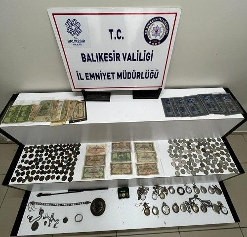 Balıkesir'in Edremit ilçesinde yapılan tarihi eser operasyonunda ele geçirilen malzemeler, polisi dahi şaşırttı.