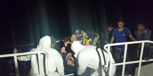 Balıkesir Ayvalık açıklarında Yunanistan unsurları tarafından Türk karasularına geri itilen 33 düzensiz göçmen kurtarıldı.