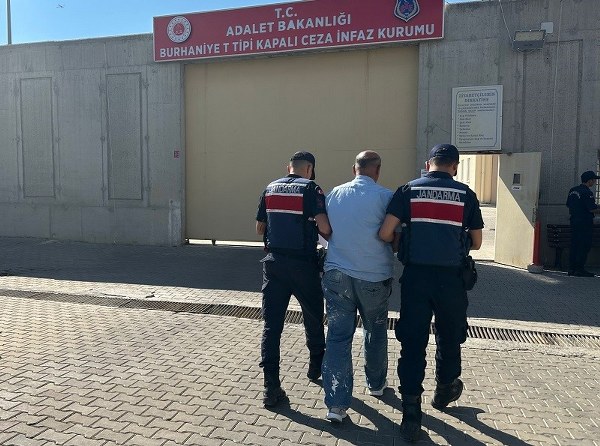 Balıkesir’in Burhaniye ilçesinde JASAT 21 yıl kesinleşmiş cezası bulunan şahsı yakaladı. Şahıs cezaevine gönderildi.