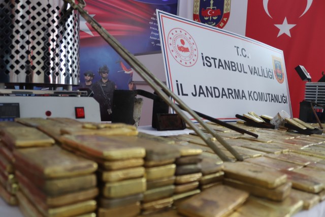İstanbul İl Jandarma Komutanlığı ekiplerinin gerçekleştirdiği operasyonda, 300 kilogram sahte külçe altın ve sahte altın üretiminde kullanılan birçok malzeme ele geçirildi ve 8 kişi gözaltına alındı. Yakalanan sahte altın ve üretim malzemeleri, Balmumcu Kışlası'nda basın mensuplarına sergilendi.
