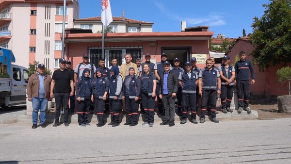 Karesi Belediyesi Temizlik İşleri Müdürlüğü ekipleri, mahalle mahalle dikkatli bir şekilde temizlik çalışmalarını devam ettiriyor. Son olarak, temizlik ekipleri Çay Mahallesi'nde yoğun bir temizlik faaliyeti gerçekleştirdi.