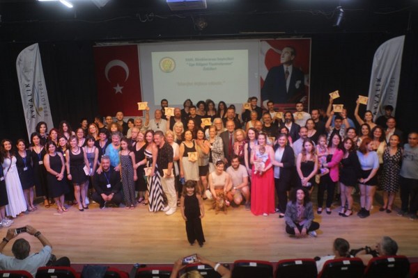 Burhaniye Belediyesi Kent Tiyatrosu'nun sahnelediği "Yaşasın Barış" oyunu, Ayvalık Nejat Uygur Sahnesi'nde düzenlenen Direklerarası Seyircileri Ödülleri töreninde prestijli bir ödüle layık görüldü.