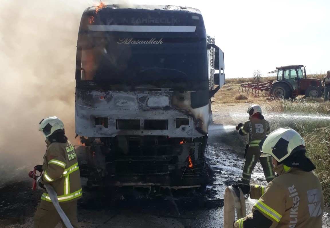 Balıkesir'in Bandırma ilçesinde Yeni Sığırcı kırsal mahallesinde arpa yüklü tır bilinmeyen bir nedenden yanarak kullanılamaz hale geldi.