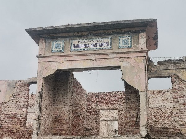 Balıkesir'in Bandırma ilçesinde, yaklaşık 100 yıl önce inşa edilen Pertevniyal Hastanesi çürümeye terk edildi. Uzun yıllardır restore edilmesi beklenen hastane, madde bağımlısı kişilerin bölgede tehlike yaratmaya başlamasıyla birlikte çevreye de tehdit oluşturuyor.