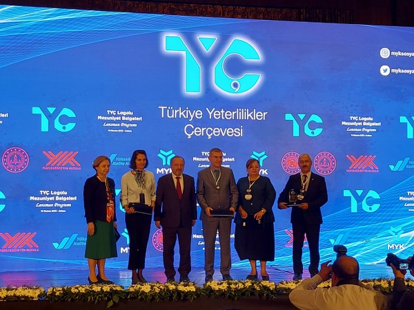 Balıkesir Üniversitesi mezunlarına Avrupa'da iş fırsatları sunan Türkiye Yeterlilikler Çerçevesi (TYÇ) logolu mezuniyet belgeleri tanıtım programı düzenlendi. Mesleki Yeterlilik Kurumu (MYK) tarafından gerçekleştirilen program, öğrencilere TYÇ logolu mezuniyet belgesinin önemini vurguladı ve Avrupa'da iş bulma imkanlarını arttırdığını belirtti.