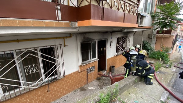 Kocaeli’nin İzmit ilçesinde bir kişi oturduğu daireyi ateşe verdi. Yangın, itfaiye ekipleri tarafından kısa sürede kontrol altına alınarak söndürüldü.