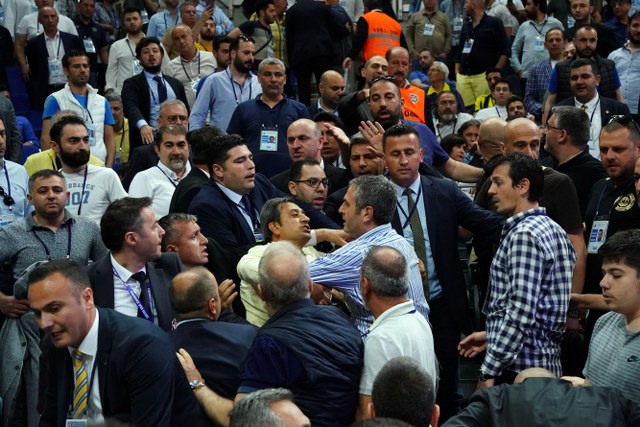 Fenerbahçe’nin 2022 Yılı Olağan Mali Genel Kurul Toplantısı'nda Başkan Ali Koç'un konuşması sırasında salonda gerginlik çıktı ve 15 dakika ara verildi.