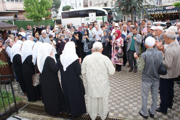 Manyas ilçesinden hac görevini yerine getirecek olan hacı adayları, Manyas Merkez Çarşı Camisi'nde dualar eşliğinde uğurlandı.