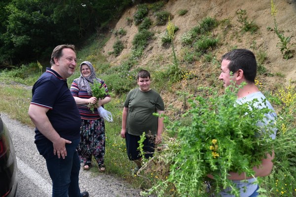 Balıkesir'in Karesi ilçesinin Belediye Başkanı Dinçer Orkan, ilçedeki tüm mahalleleri ziyaret etmeye ve gezmeye devam ediyor.