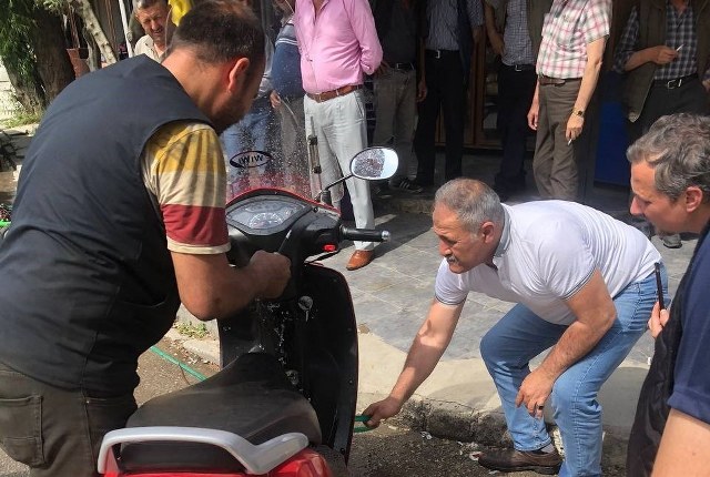 Bursa'nın İznik ilçesinde bir motosikletin içine bir yılan girdiği bildirildi. Yaklaşık 2 saat boyunca kimsenin çıkaramadığı yılanı bir esnaf su dökerek çıkardı.