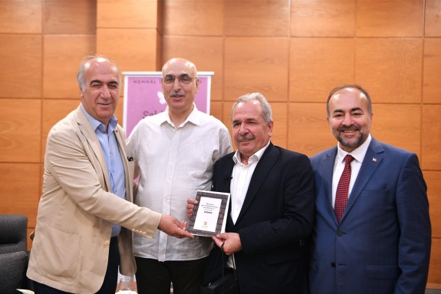 Prof. Dr. Mehmet Narlı'nın moderatörlüğünde gerçekleşen "Hemhal Sohbetleri" programına katılan şair Ahmet Meydan, kendi yazdığı şiirleri müzik eşliğinde dinleyicilere unutulmaz bir şiir şöleni sundu.