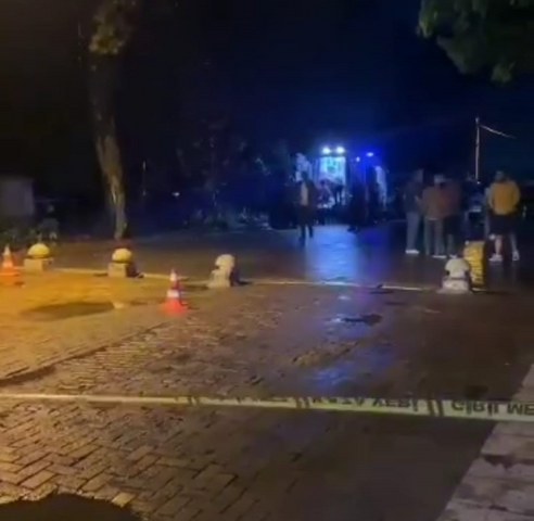Balıkesir'in Erdek ilçesinin Yalı Mahallesi'nde bulunan bir kafenin önünde meydana gelen silahlı çatışmada 1 kişi yaralandı.