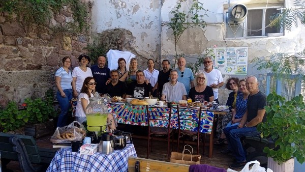Balıkesir'in Ayvalık ilçesinin Sakarya Mahallesi sakinleri, geleneksel kahvaltı etkinliğini mahalle bahçesinde düzenledi.