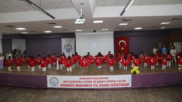 Burhaniye'de, Nur Çakıroğlu Albak ve Şehit Öğretmen Şenay Aybüke Yalçın Gündüz Bakım Evi, 2022-2023 eğitim-öğretim yılı sonunda, çocukların ve velilerin katılımıyla yıl sonu gösterilerini gerçekleştirdi. İlköğretim hazırlık sınıfı öğrencileri ilkokula adım atarken, küçük yaş grupları da yıl sonu gösterilerini sergiledi. Kep atma ve diploma törenleriyle birlikte etkinlikler tamamlandı.
