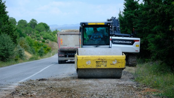 Altıeylül Belediyesi, bozulan ve yıpranan yollarda kilitli parke taşı ve bordür döşeme çalışmalarını hız kesmeden devam ettirirken, kırsal mahallelerde tarla yolu açma faaliyetlerini sürdürüyor.