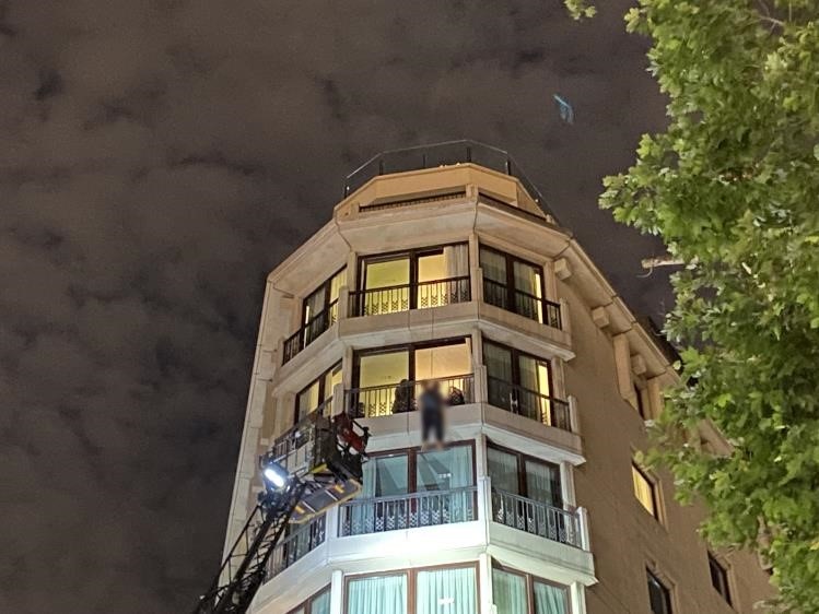 BALKON KURKULUĞUNDA İNTİHAR ETTİ!