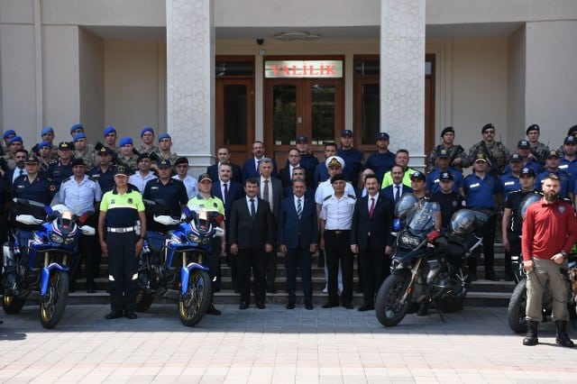 Vali Hasan Şıldak başkanlığında gerçekleştirilen Güvenlik Değerlendirme toplantısında, Balıkesir genelinde huzur ve güven ortamının sağlanmasıyla birlikte yaz mevsiminde turizm dolayısıyla nüfus artışı beklenen ilçelerde yapılan çalışmalar ve hazırlıklar ele alındı.