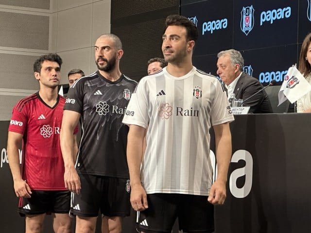 Beşiktaş’ın 2023-2024 sezonunda giyeceği beyaz, siyah ve kırmızı renkteki formaların tanıtımı gerçekleştirildi.