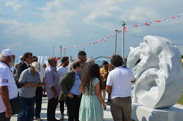 Gömeç Su Altı Heykel Galerisinde sergilenecek 12 heykeltıraşın ve 9 genç yeteneğin hünerli ellerinde şekillenen Marmara Mermeri'nden yapılmış heykellerin bulunduğu Mitoloji temasıyla düzenlenen 3. Uluslararası Kuzey Ege Gömeç Heykel Sempozyumu törenle açıldı.